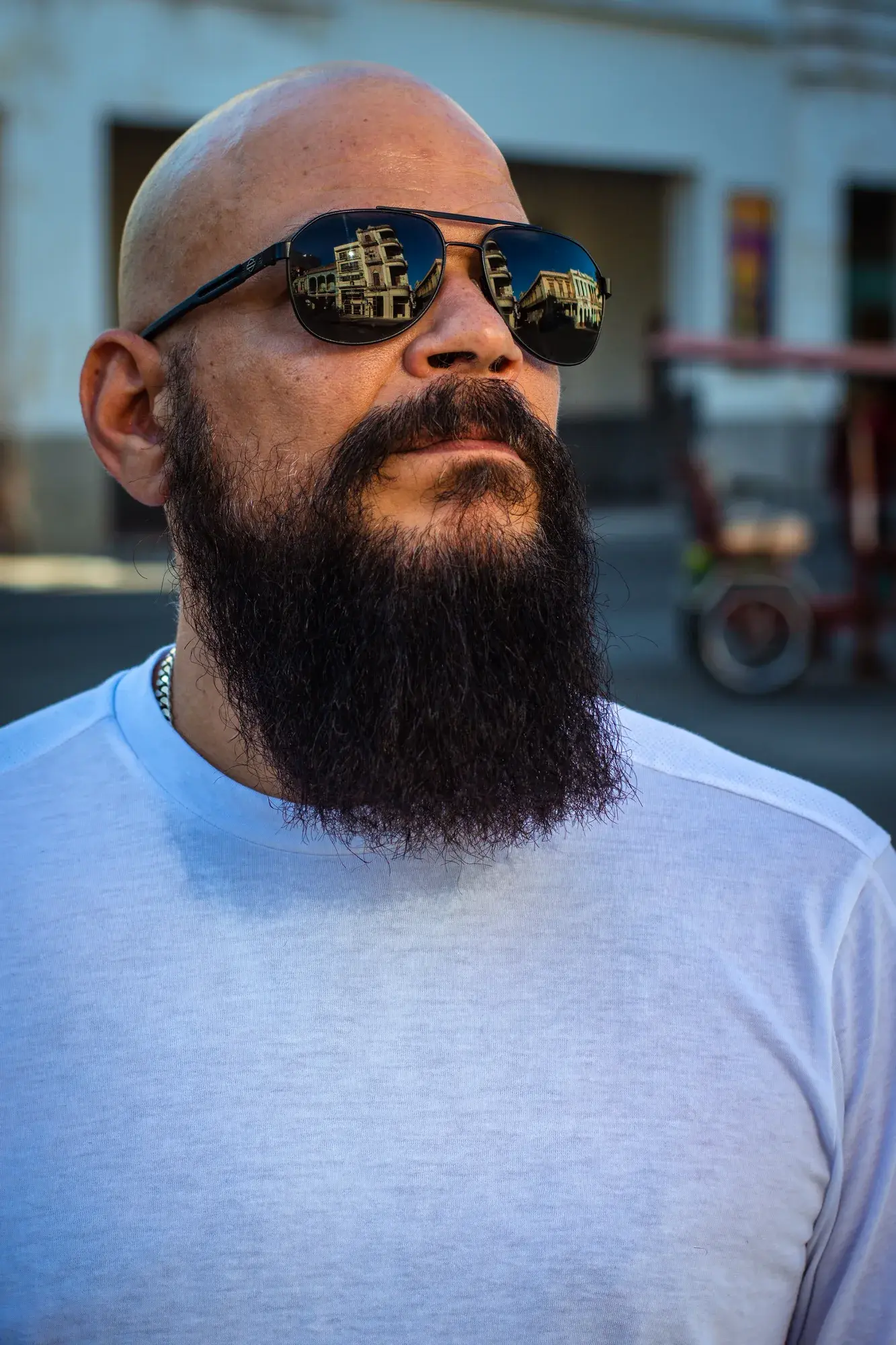 Retrato cercano con gafas de sol en La Habana