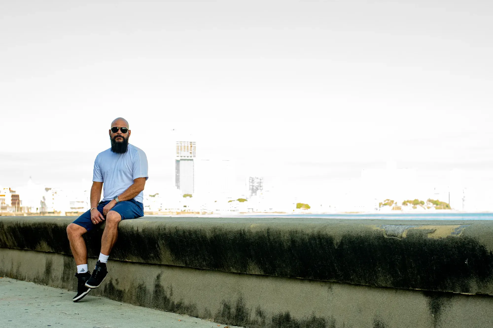 Sentado junto al malecón de La Habana