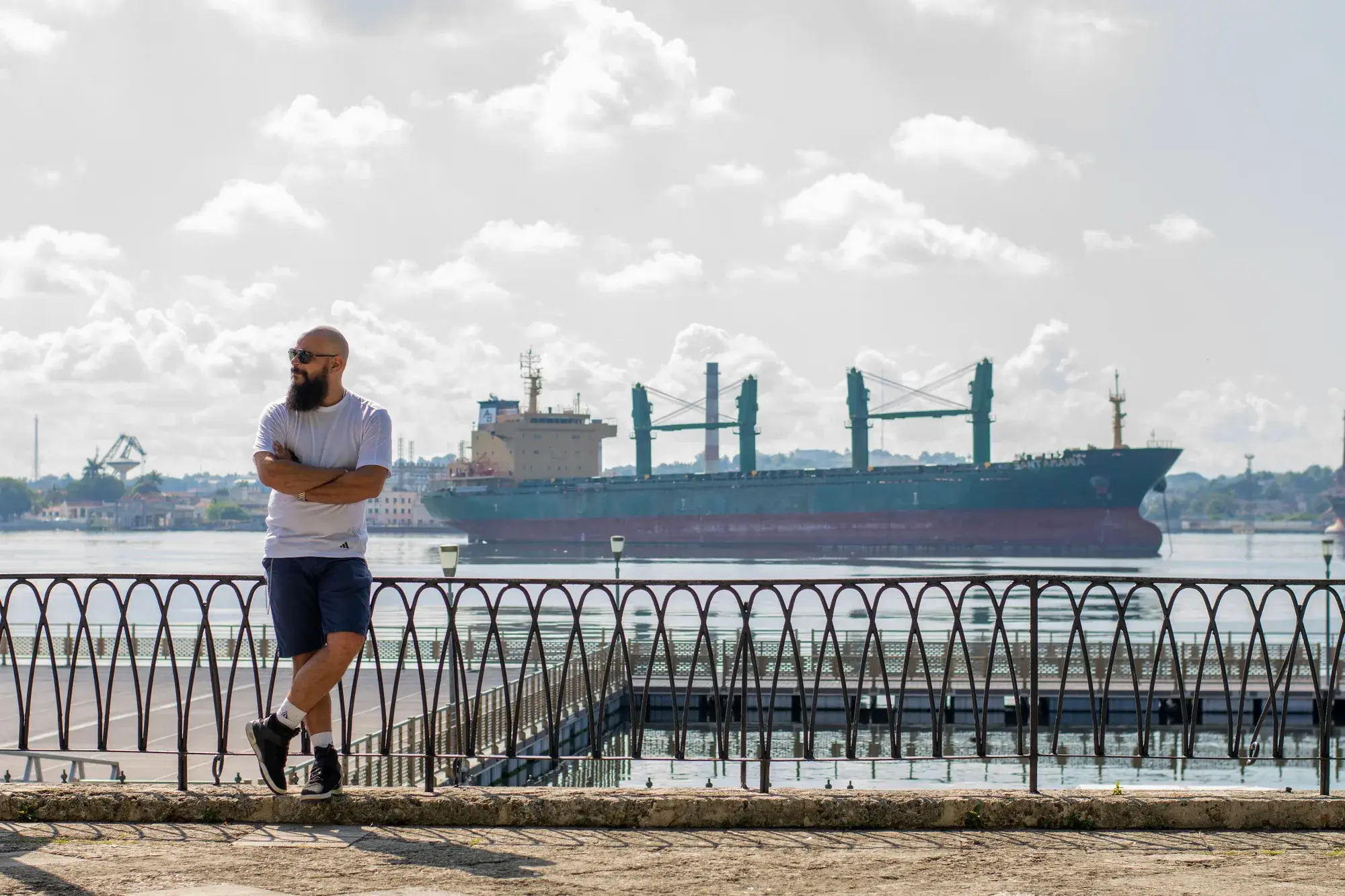 Frente al puerto y un barco de carga en La Habana
