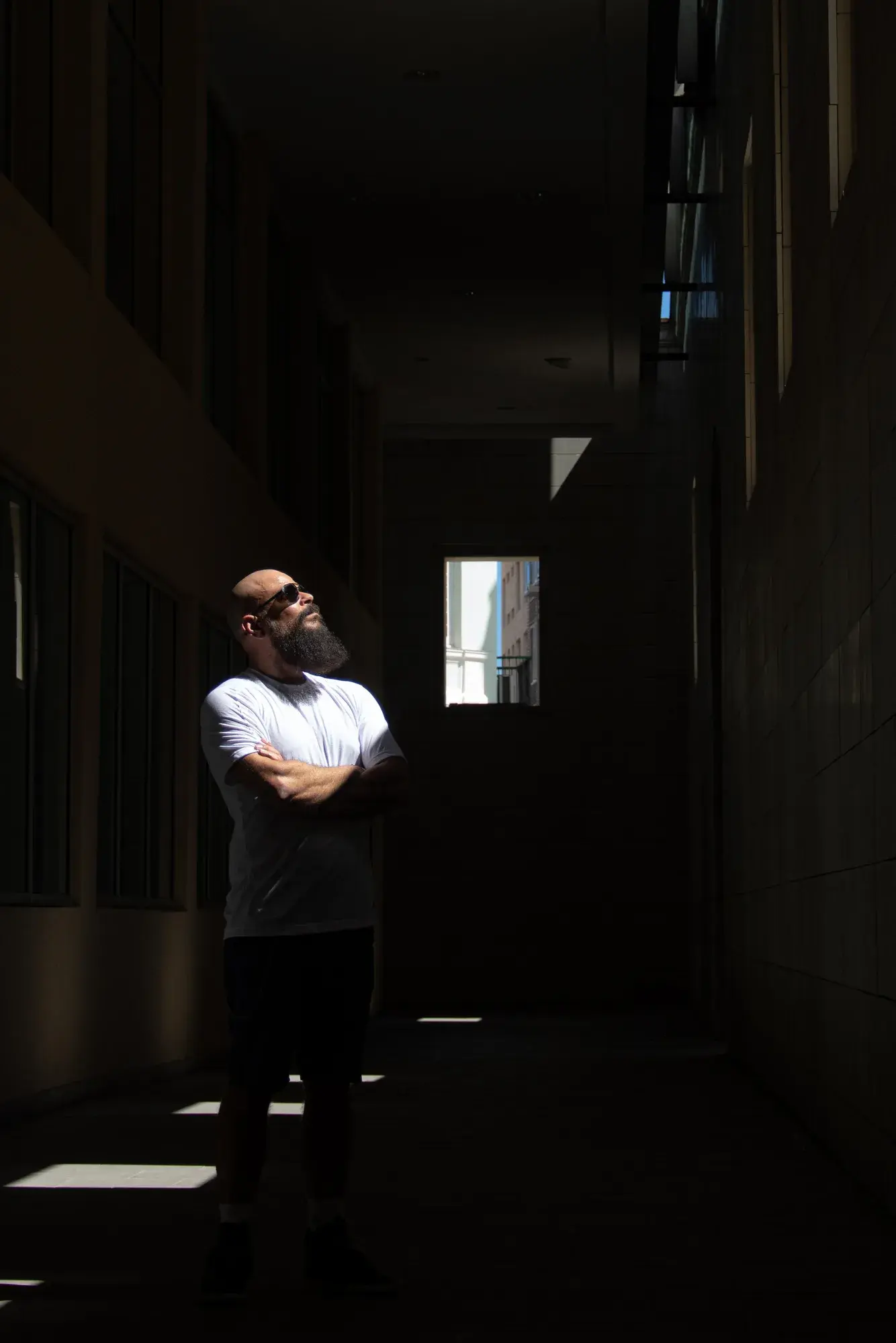 Retrato entre luces y sombras en un corredor de La Habana