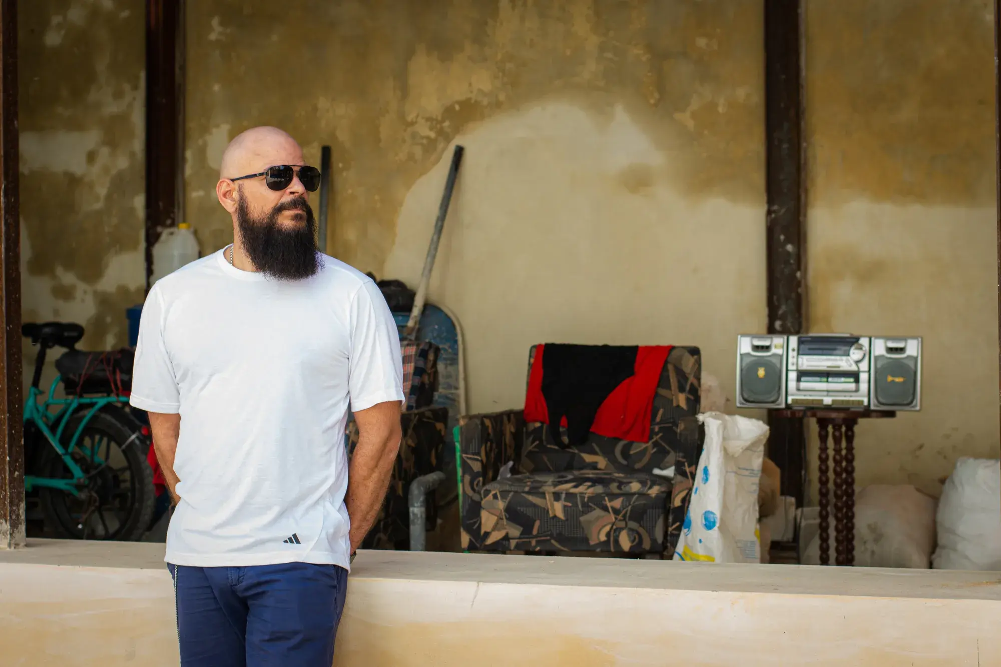 De pie junto a una radio antigua en La Habana