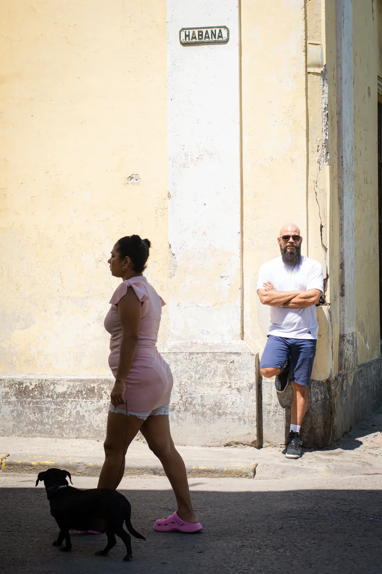 Apoyado en una pared durante una escena cotidiana de La Habana