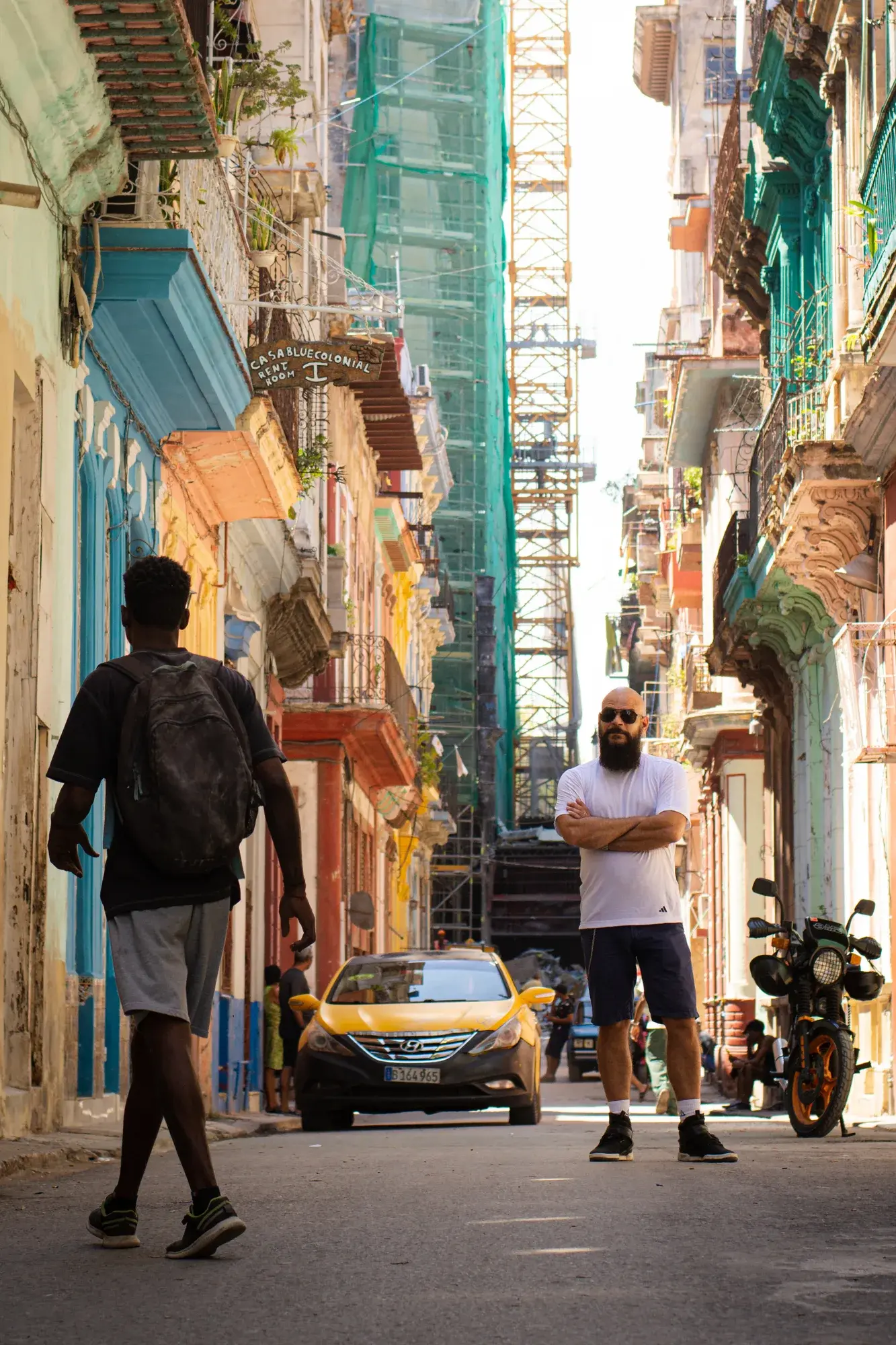 En una calle estrecha del centro de La Habana