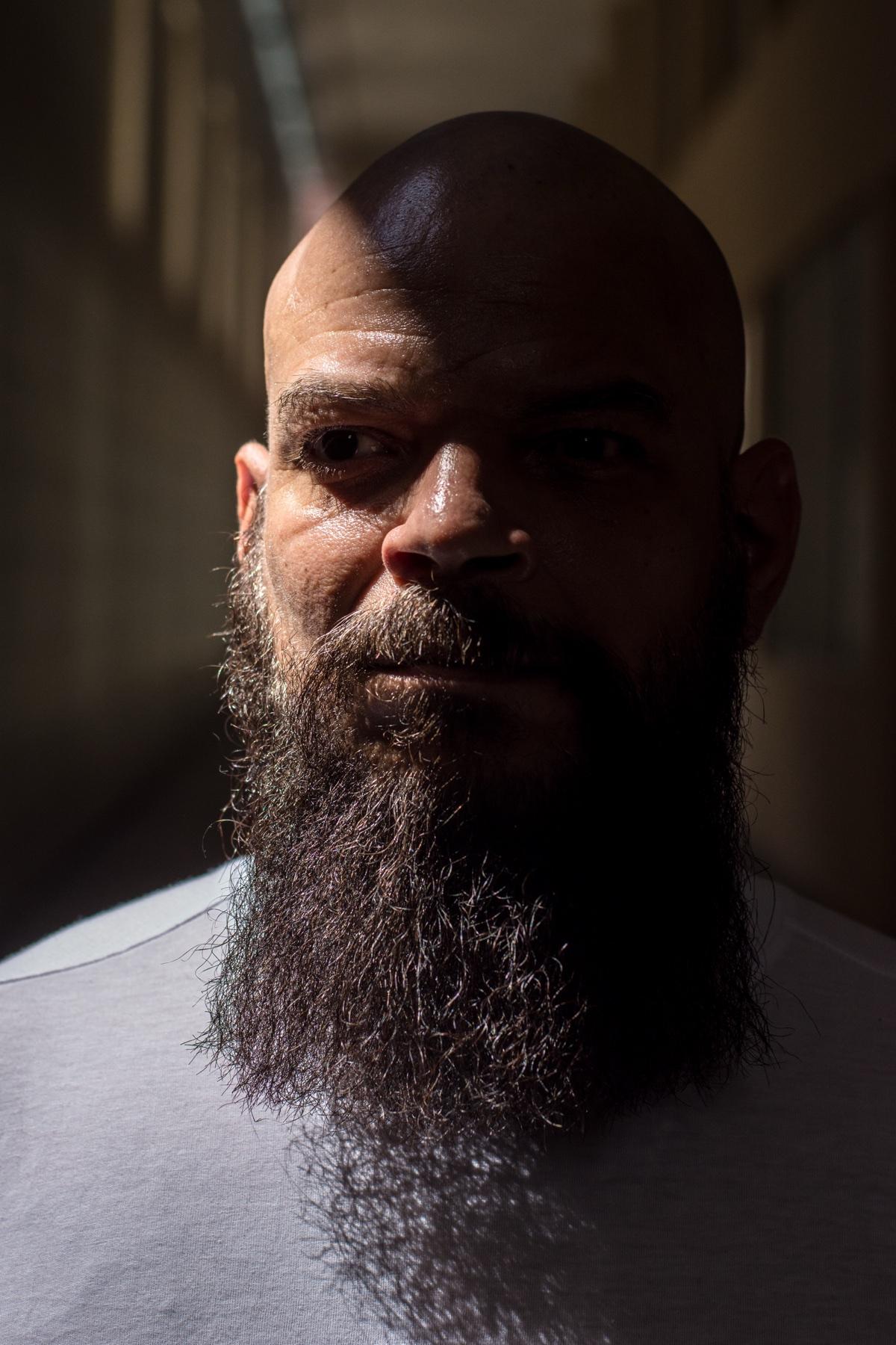 Retrato de BOOSSOO entre luces y sombras en La Habana